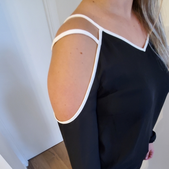 Black 1. State blouse with white trim - Picture 8 of 14